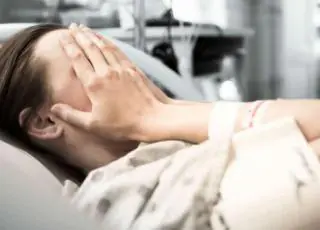 Médico confunde pacientes e faz um aborto na grávida errada