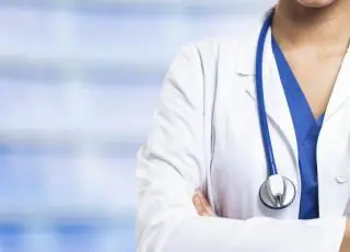 Médico é preso após mostrar arma a paciente em consultório