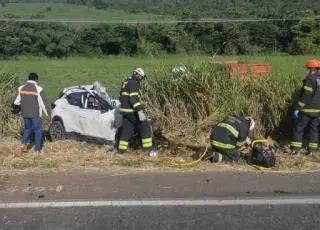 Médico morre após batida frontal entre carro e caçamba; veículo fica destruído