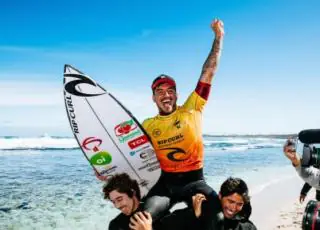 Medina vence Filipinho e é tricampeão mundial de surfe