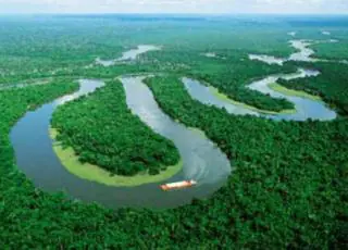 Menina de quatro anos passa cinco dias perdida na Amazônia.