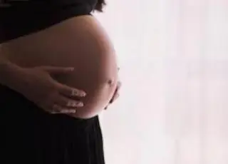 Menino chama polícia após ouvir pai dizer que arrancaria bebê da barriga da mãe