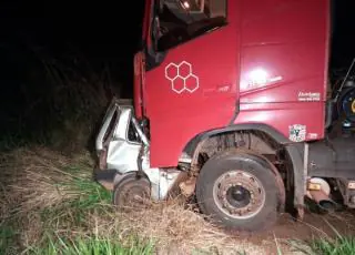 Menino de 14 anos pega carro escondido dos pais e morre ao bater de frente em caminhão
