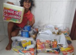 Menino de 7 anos junta dinheiro com venda de 'geladinhos' na Bahia e doa cestas básicas para famílias carentes