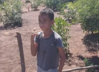 Menino de 8 anos morre após ser atingido por faca durante briga entre mãe e avó na Bahia