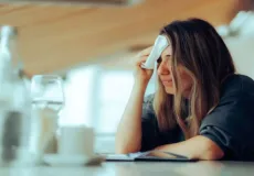 Menopausa precoce afeta até 3% das mulheres antes dos 40 anos e compromete fertilidade, saúde óssea e emocional  