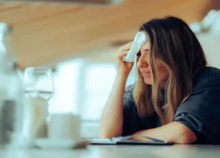Menopausa precoce afeta até 3% das mulheres antes dos 40 anos e compromete fertilidade, saúde óssea e emocional  
