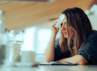 Menopausa precoce afeta até 3% das mulheres antes dos 40 anos e compromete fertilidade, saúde óssea e emocional  
