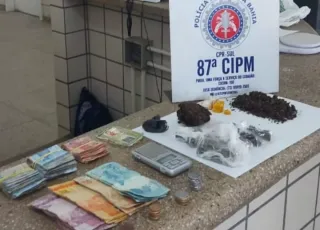 Menor é apreendida  com droga, dinheiro e caderno de anotações do tráfico, em Teixeira de Freitas