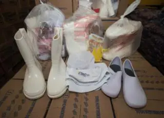 Merendeiras da rede municipal recebem kits de Equipamento de Proteção Individual em Teixeira de Freitas