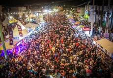 Milhares de pessoas lotam o circuito no segundo dia da Festa da Cidade em Teixeira de Freitas 