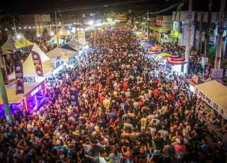 Milhares de pessoas lotam o circuito no segundo dia da Festa da Cidade em Teixeira de Freitas 