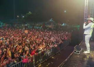 Milhares de pessoas participam do show do padre Alessandro Campos no São João do Amor em Teixeira de Freitas