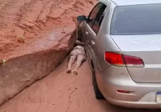 Minas Gerais - Homem fica com cabeça presa entre barro e roda de carro após acidente em João Pinheiro