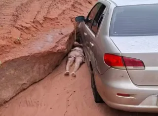 Minas Gerais - Homem fica com cabeça presa entre barro e roda de carro após acidente em João Pinheiro