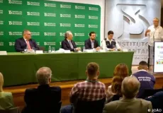 Ministro assina contrato para compra de vacina da dengue do Butantan