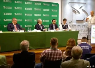 Ministro assina contrato para compra de vacina da dengue do Butantan