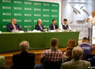 Ministro assina contrato para compra de vacina da dengue do Butantan