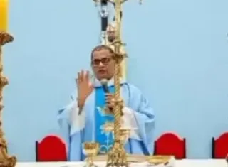Missa é interrompida por sequência de tiros; padre fecha igreja e reza com fiéis na Bahia