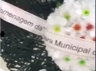 Vídeo -Mistério: Coroa de flores enviada por Câmara de Vereadores sai voando da sepultura  em Minas Gerais— nem o cemitério aceitou!