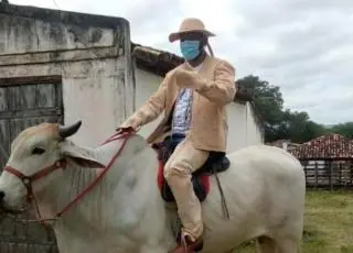Montado em um boi e vestido com um gibão de couro, Tiago Dias toma posse em Jacobina
