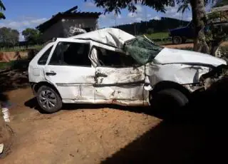 Morador de Itanhém tem surto psicótico e joga carro contra árvores na BA-290