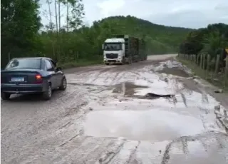 Morador denuncia abandono da BR-418 após acidente na ponte do Rio Peruípe e cobra recuperação da rodovia