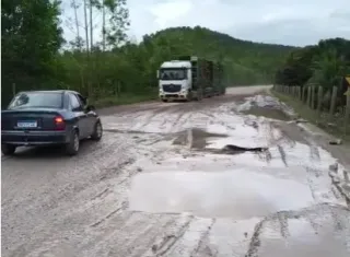 Morador denuncia abandono da BR-418 após acidente na ponte do Rio Peruípe e cobra recuperação da rodovia