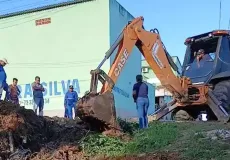 Enquanto o prefeito investe milhões no São João, moradores de Itamaraju correm o risco de ver suas casas desabarem dentro das crateras