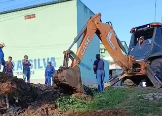 Enquanto o prefeito investe milhões no São João, moradores de Itamaraju correm o risco de ver suas casas desabarem dentro das crateras