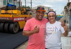 Moradores comemoram pavimentação da Rua Ibirajá em Teixeira de Freitas