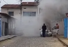 Moradores de Itamaraju ajudam ex-vereador a conter incêndio em seu carro