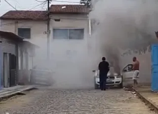 Moradores de Itamaraju ajudam ex-vereador a conter incêndio em seu carro