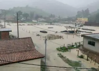 Moradores de Jucuruçu voltam a sofrer com enchentes causadas pelas chuvas