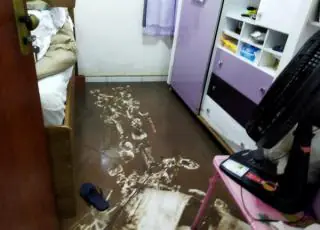 Vídeo -Moradores do Estância Biquini tem casas invadidas pela chuva, até as galinhas morreram afogadas