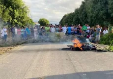 Moradores fecham trecho da BA-290 e pedem urgência na instalação de quebra-molas