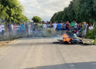 Moradores fecham trecho da BA-290 e pedem urgência na instalação de quebra-molas