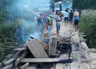 Moradores ficam “ilhados” após grupo queimar ponte durante protesto em Itamaraju