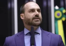 Moraes bloqueia contas e Pix de Eduardo Bolsonaro para tentar dificultar ações nos EUA  
