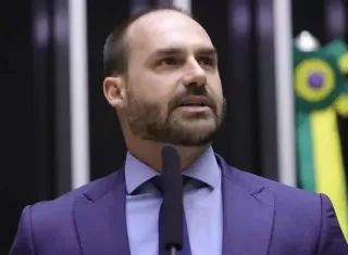Moraes bloqueia contas e Pix de Eduardo Bolsonaro para tentar dificultar ações nos EUA  