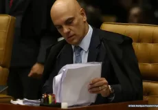 Moraes dá 15 dias para PGR opinar sobre indiciamento de Bolsonaro