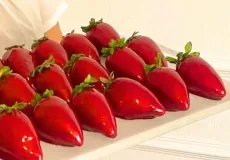 “Morango do Amor” vira alerta entre dentistas: doce popular pode causar danos aos dentes e aparelhos