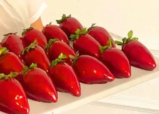 “Morango do Amor” vira alerta entre dentistas: doce popular pode causar danos aos dentes e aparelhos
