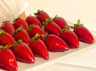 “Morango do Amor” vira alerta entre dentistas: doce popular pode causar danos aos dentes e aparelhos