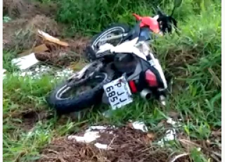 Moto tomada de assalto próximo ao terminal rodoviário  é abandonada  no loteamento Nanuque em Teixeira de Freitas