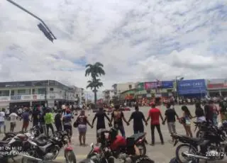 Motoboys prestam homenagem em forma de protesto ao colega morto em acidente no Centro de Teixeira