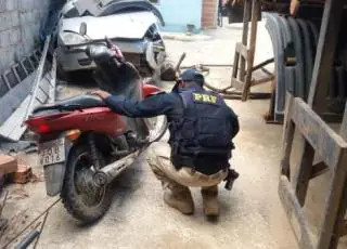 Motocicleta abandonada na BR 101 é recuperada pela PRF