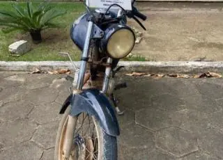 Motocicleta com chassi suprimido e sem placa é apreendida na Patioba