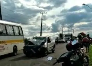 Motociclista é socorrido em estado grave após colidir com carro, em Itamaraju