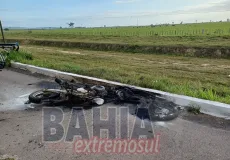 Motociclista fica gravemente ferido após colidir com carreta na BR-101